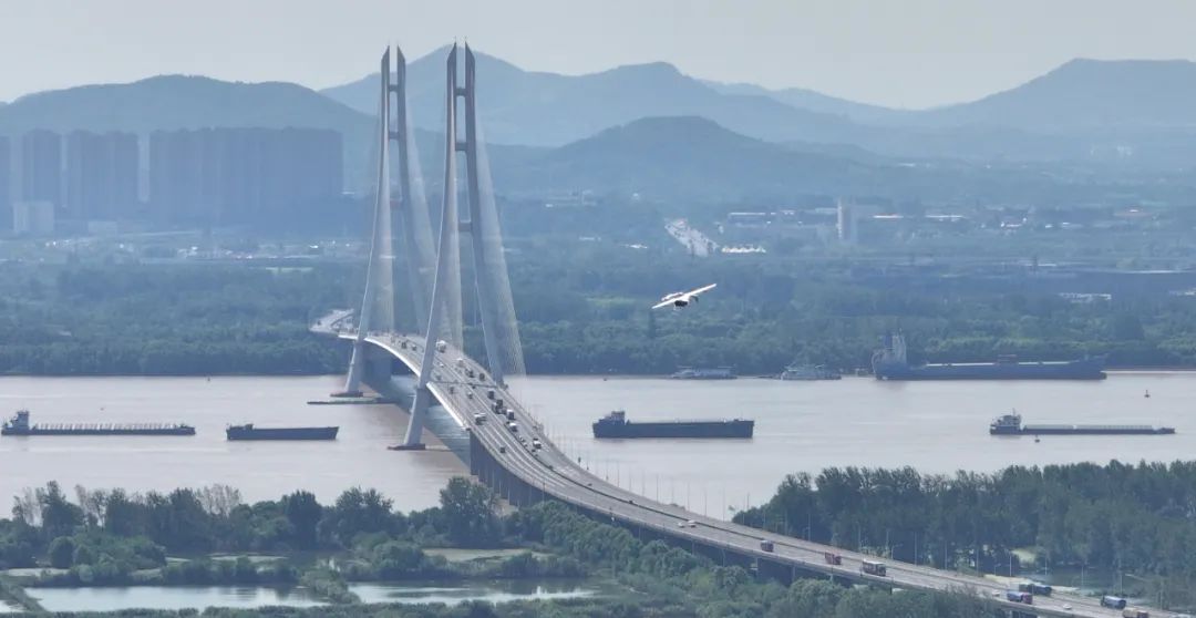 峰飞航空完成吨级以上eVTOL“空中出租车”跨长江首飞(图3)