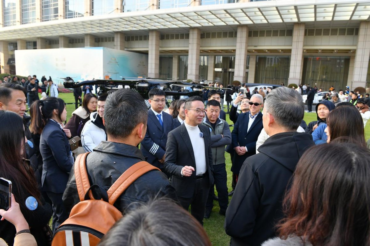 小鹏汇天“陆地航母”飞行汽车在上海陆家嘴首飞成功，天空之城不再遥远！(图3)