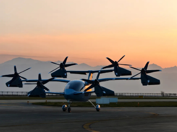 国内首架全倾转旋翼 eVTOL  鸿鹄 MARK1 全尺寸工程样机总装下线